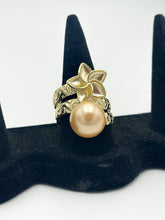 Load image into Gallery viewer, Gold Floral Pearl
